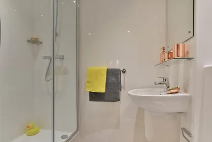 Dairenin tamamı Ikamet yerinde konumu 2A Willowbank Cres, Glasgow G3 6NB, United Kingdom, 2 16 görüntüsü