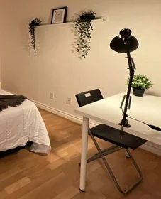 Privatzimmer im Wohnheim in der 7487 Granville St, Vancouver, BC V6P 4Y4, Canada, bild 11 von 12