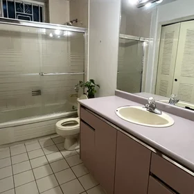 Privatzimmer im Wohnheim in der 7487 Granville St, Vancouver, BC V6P 4Y4, Canada, bild 3 von 12