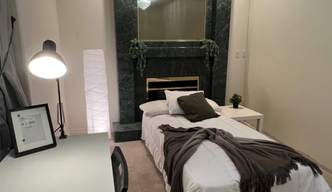 Privatzimmer im Wohnheim in der 7487 Granville St, Vancouver, BC V6P 4Y4, Canada, bild 10 von 12