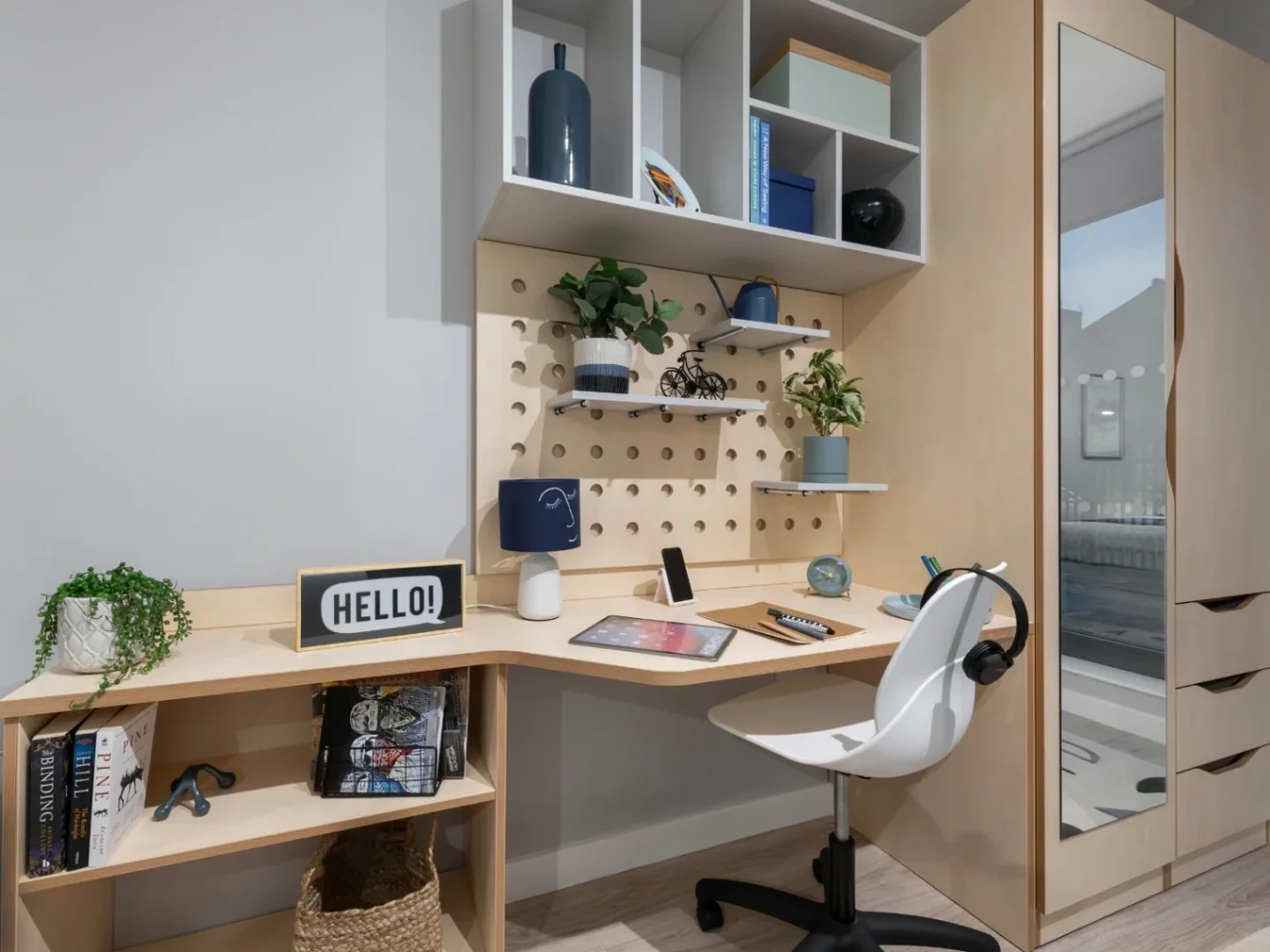 Studentenzimmer in mit Arbeitsbereich und Gemeinschaftseinrichtungen