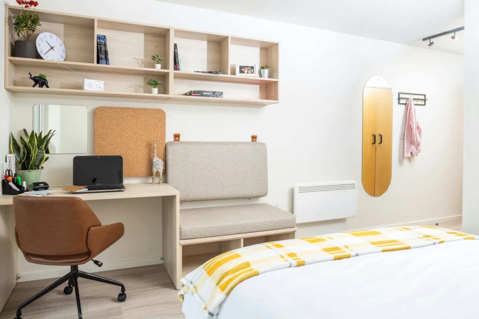 Habitación estudiantil funcional perfecta para estudiar en 