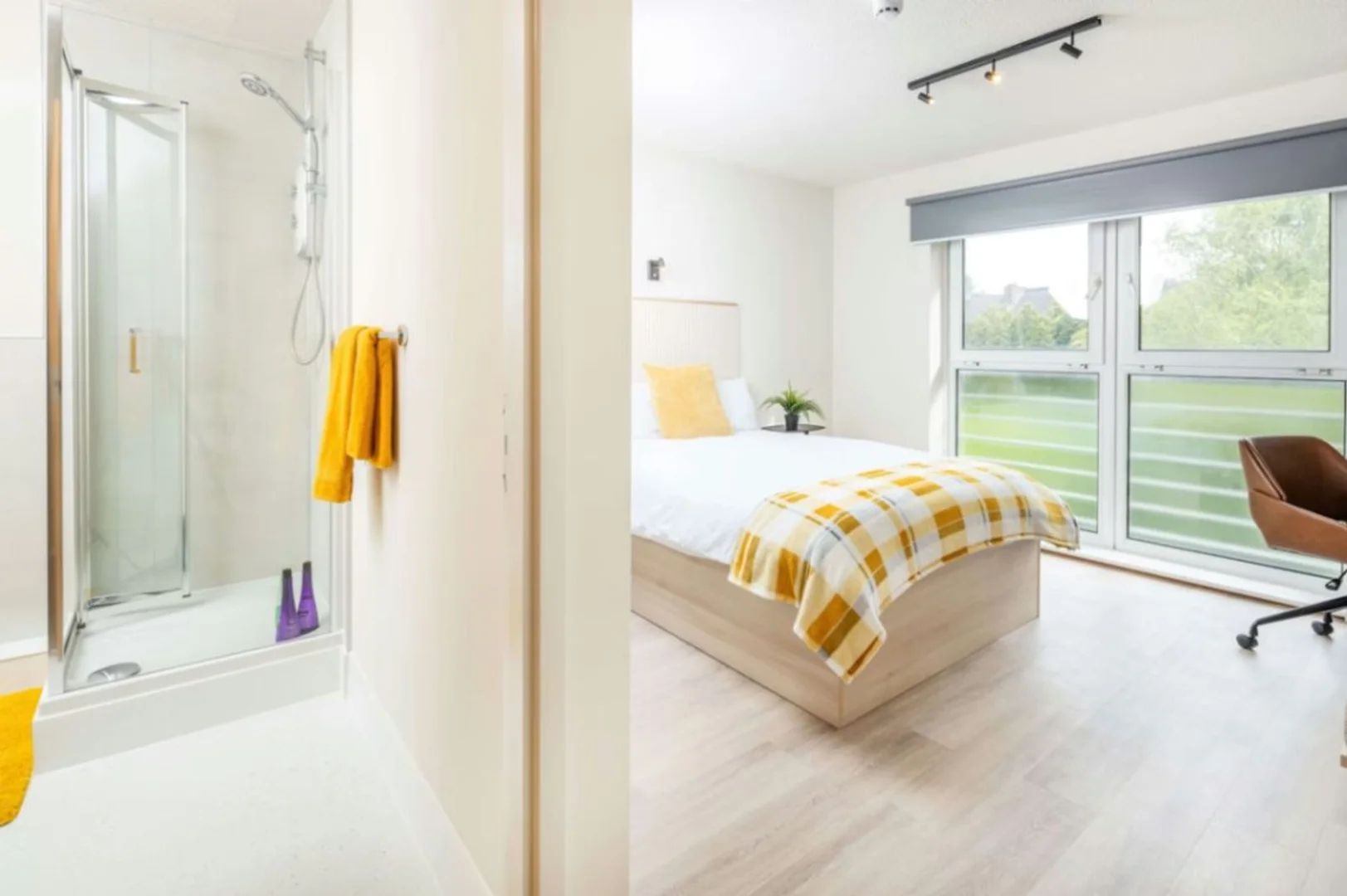 Habitación estudiantil funcional perfecta para estudiar en 