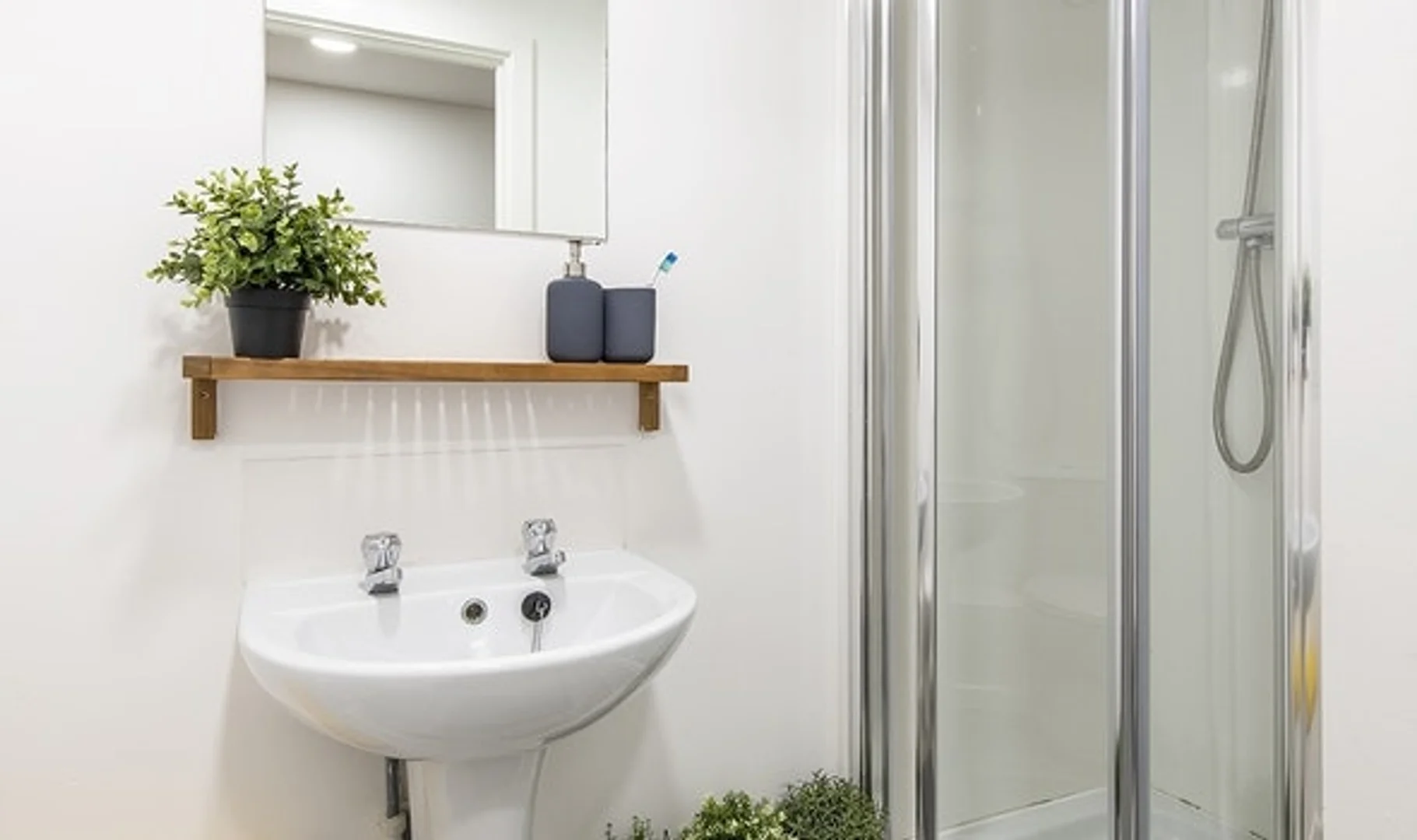 'de öğrenci dairesinde, tamamen mobilyalı kiralık oda