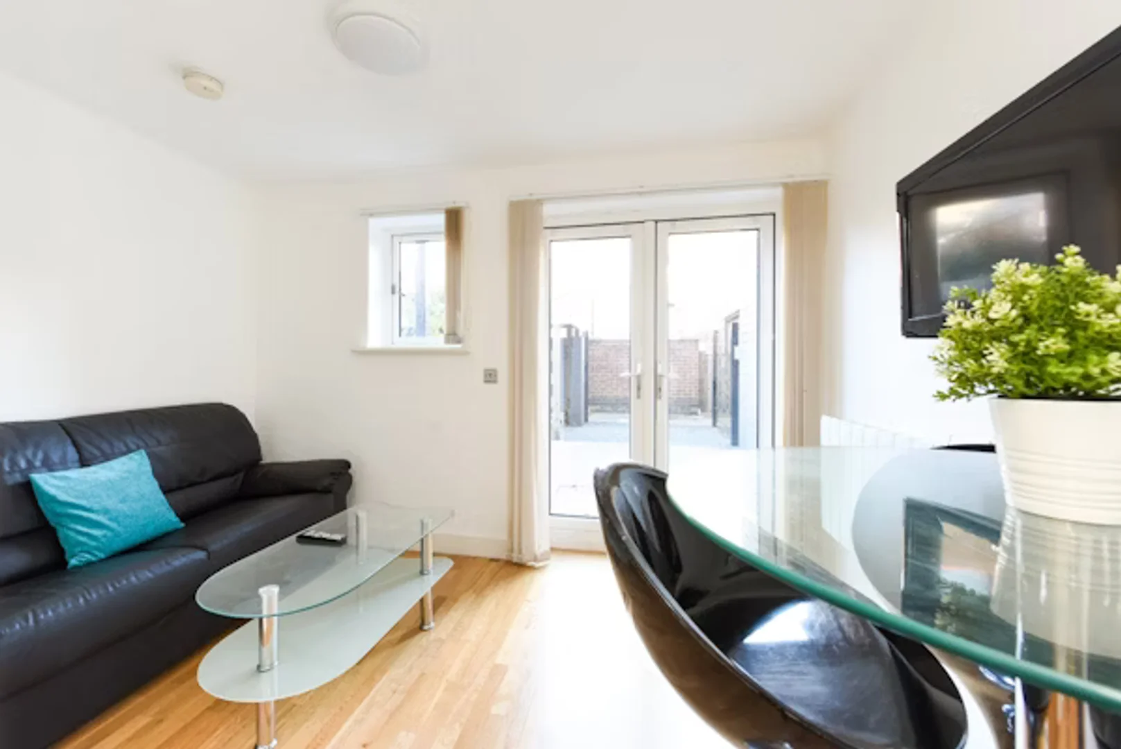 Room for rent in student apartment in , fully furnished
