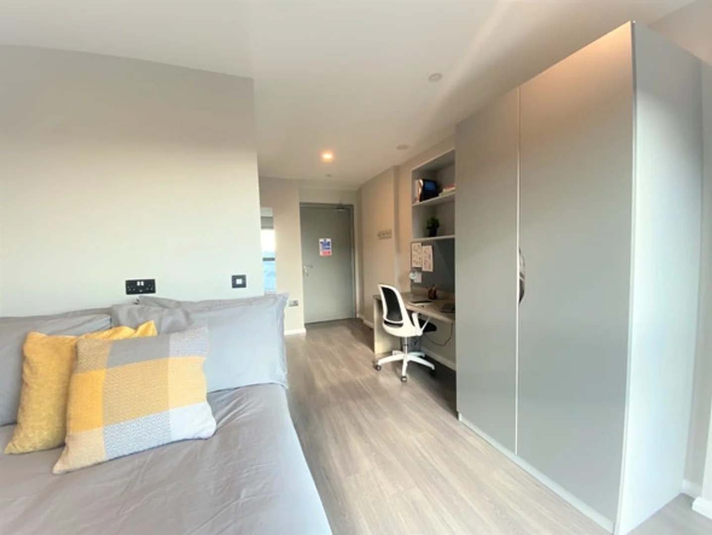 Habitación estudiantil luminosa y aireada con fácil acceso a la universidad en 