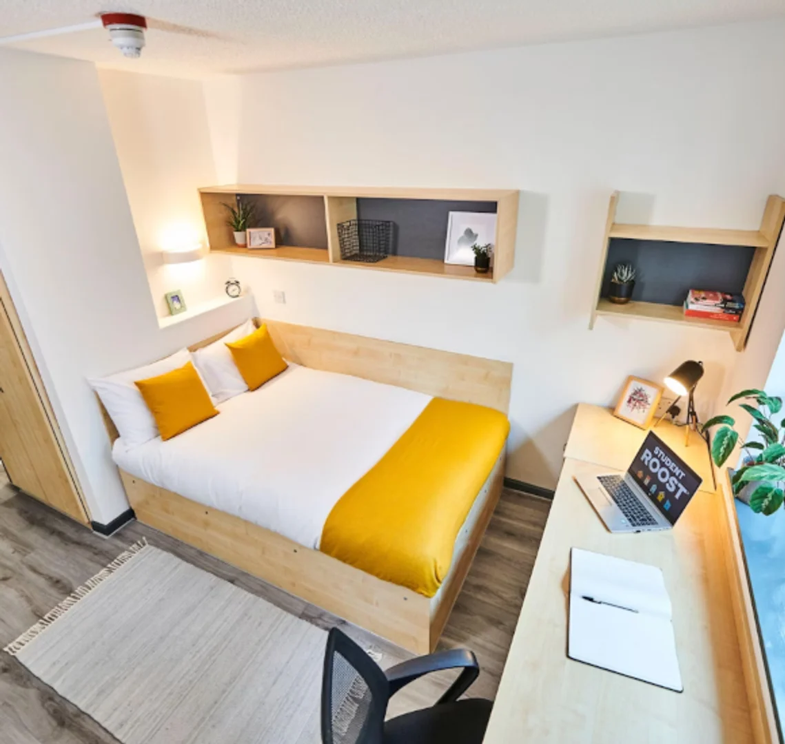 Habitación estudiantil luminosa y aireada con fácil acceso a la universidad en 