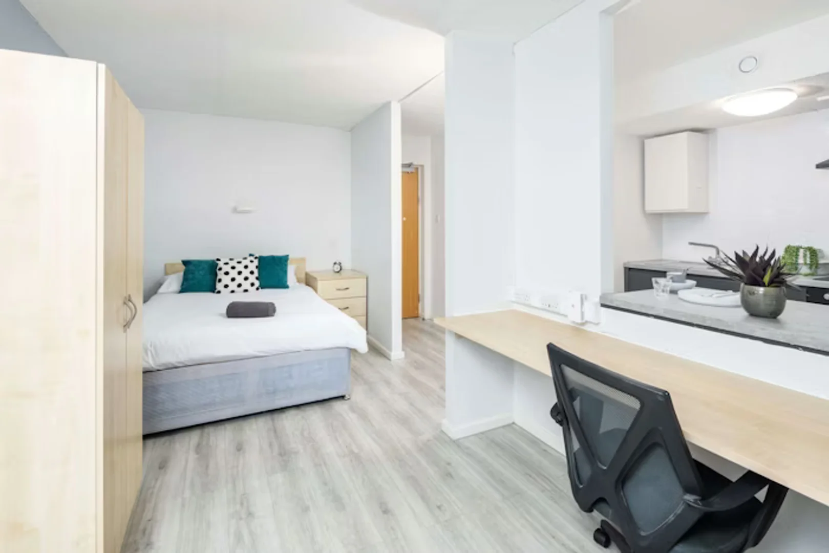 Habitación acogedora para estudiantes disponible en 