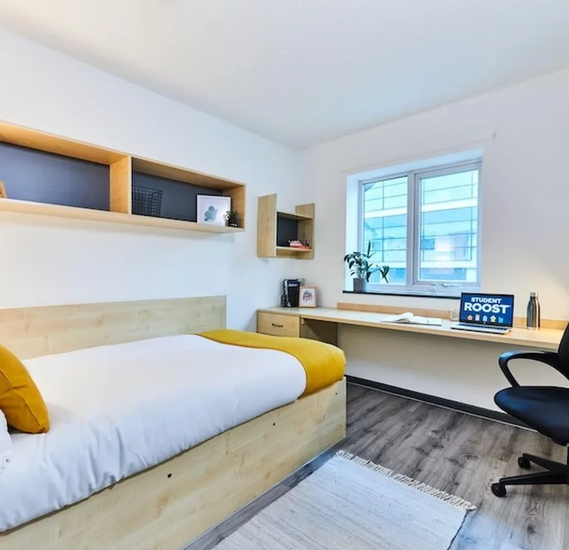 Habitación estudiantil amplia y cómoda en 
