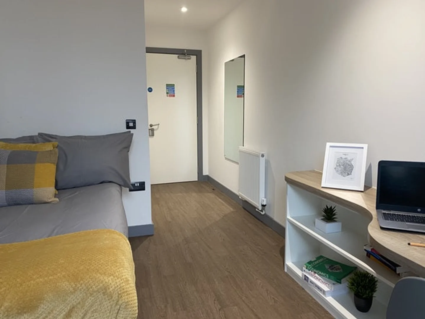 Studentenzimmer in mit Arbeitsbereich und Gemeinschaftseinrichtungen