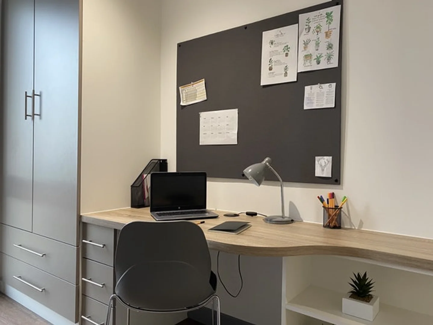 Studentenzimmer in mit Arbeitsbereich und Gemeinschaftseinrichtungen