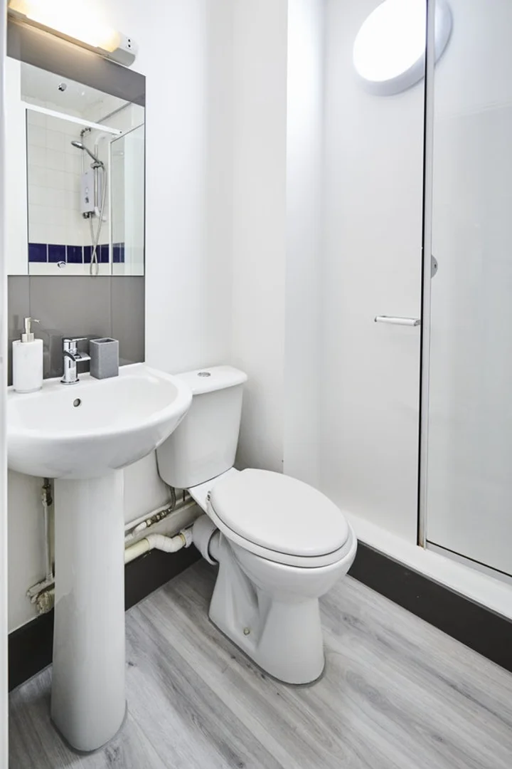 Habitación estudiantil luminosa y aireada con fácil acceso a la universidad en 