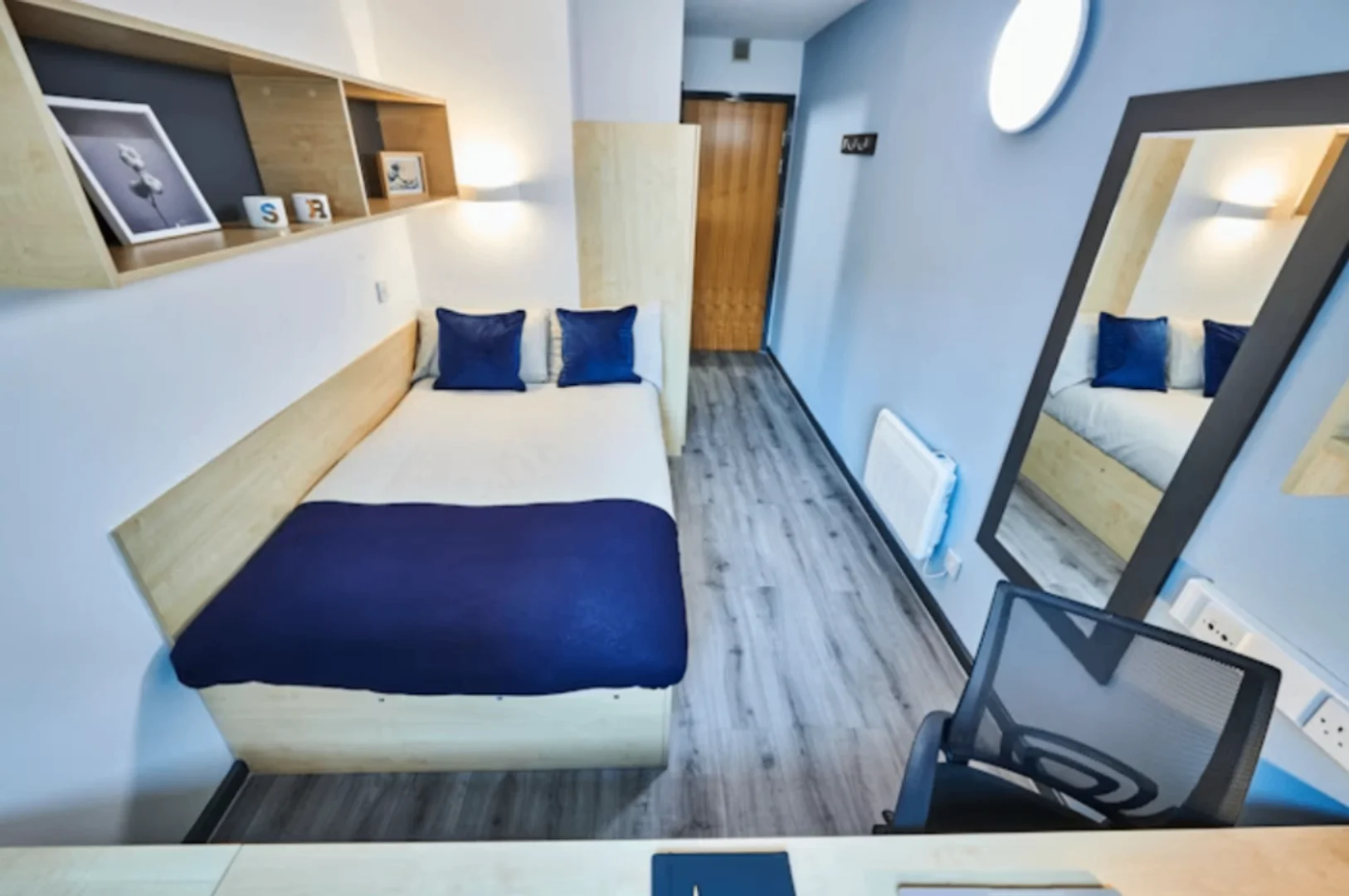 Habitación estudiantil luminosa y aireada con fácil acceso a la universidad en 