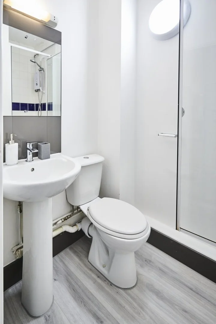 Habitación para estudiantes en  con área de estudio y facilidades compartidas