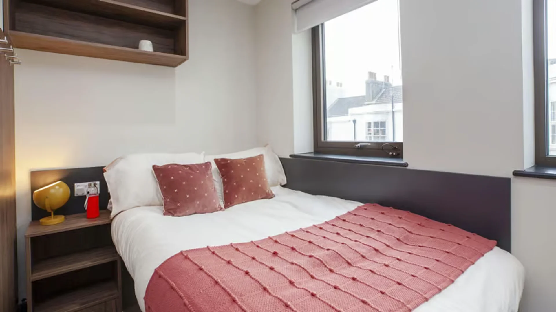 Student-friendly studio with excellent transport links in 