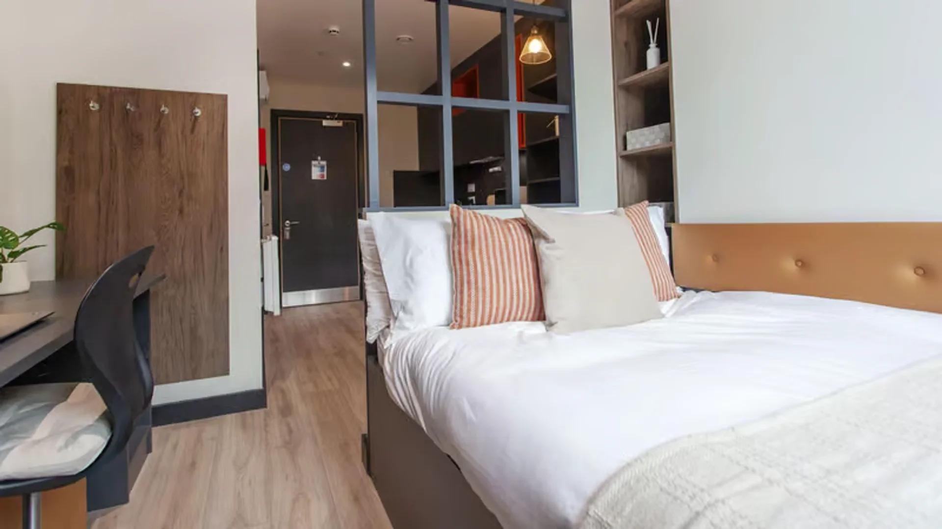 Student-friendly studio with excellent transport links in 