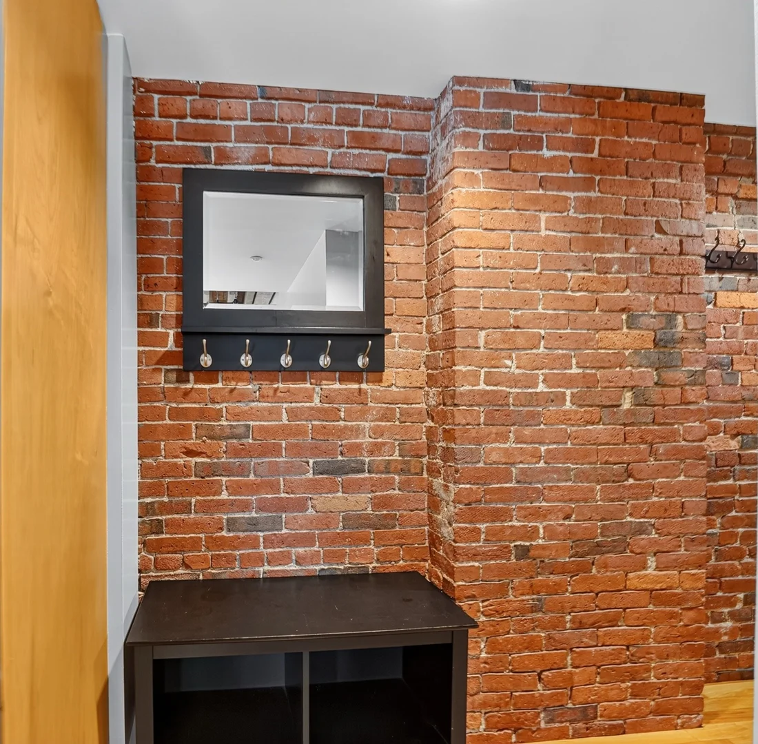 Chic studio apartment near campus in 