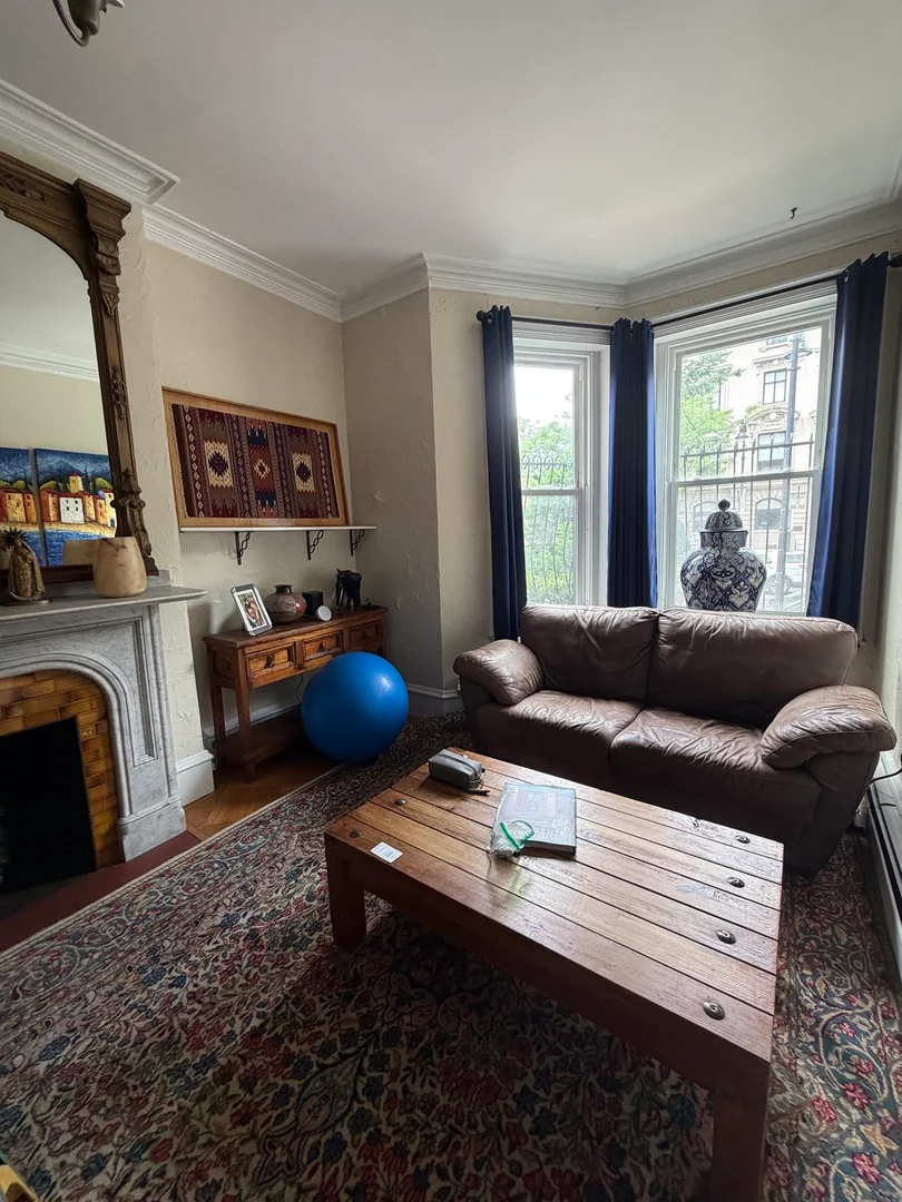 429, Beacon St., Unit 1, Back Bay, Boston, MA, 02115