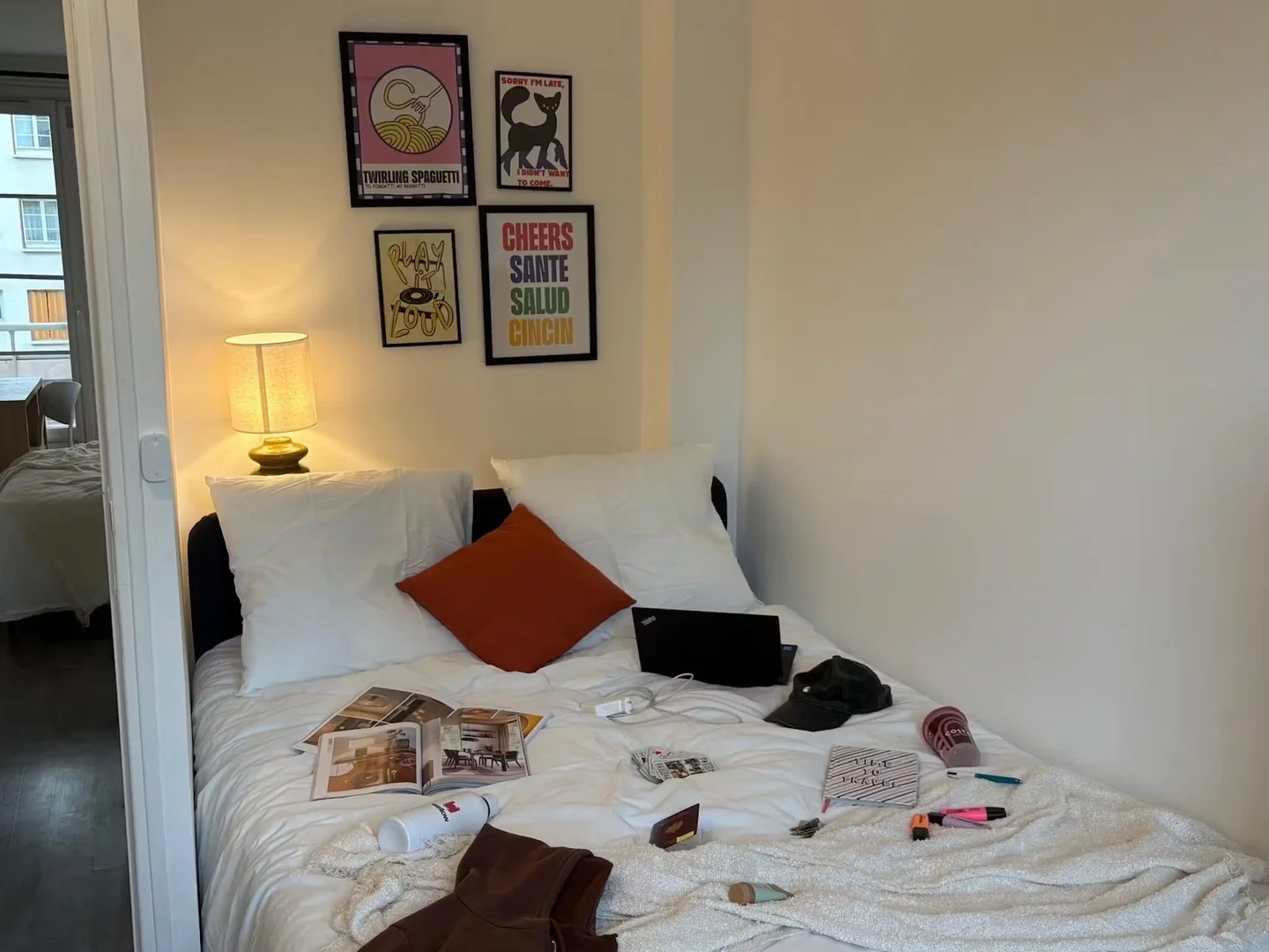 Chambre abordable pour les étudiants avec un bon éclairage dans
