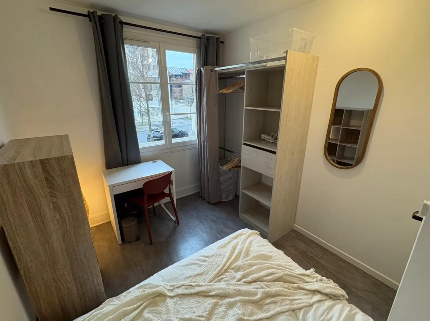 Chambre confortable pour étudiants disponible dans
