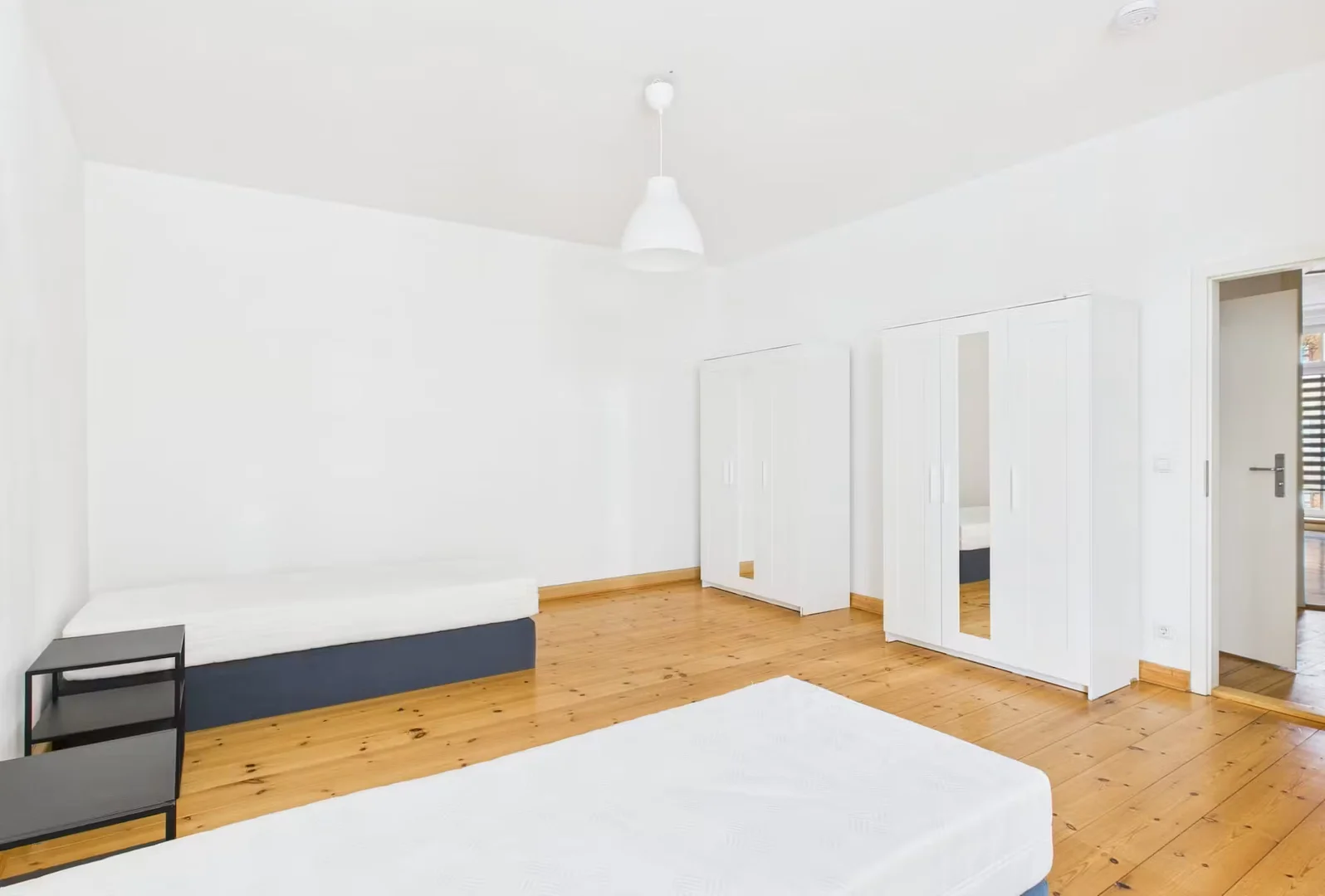 Quarto de estudante luminoso e arejado com acesso fácil à universidade em 