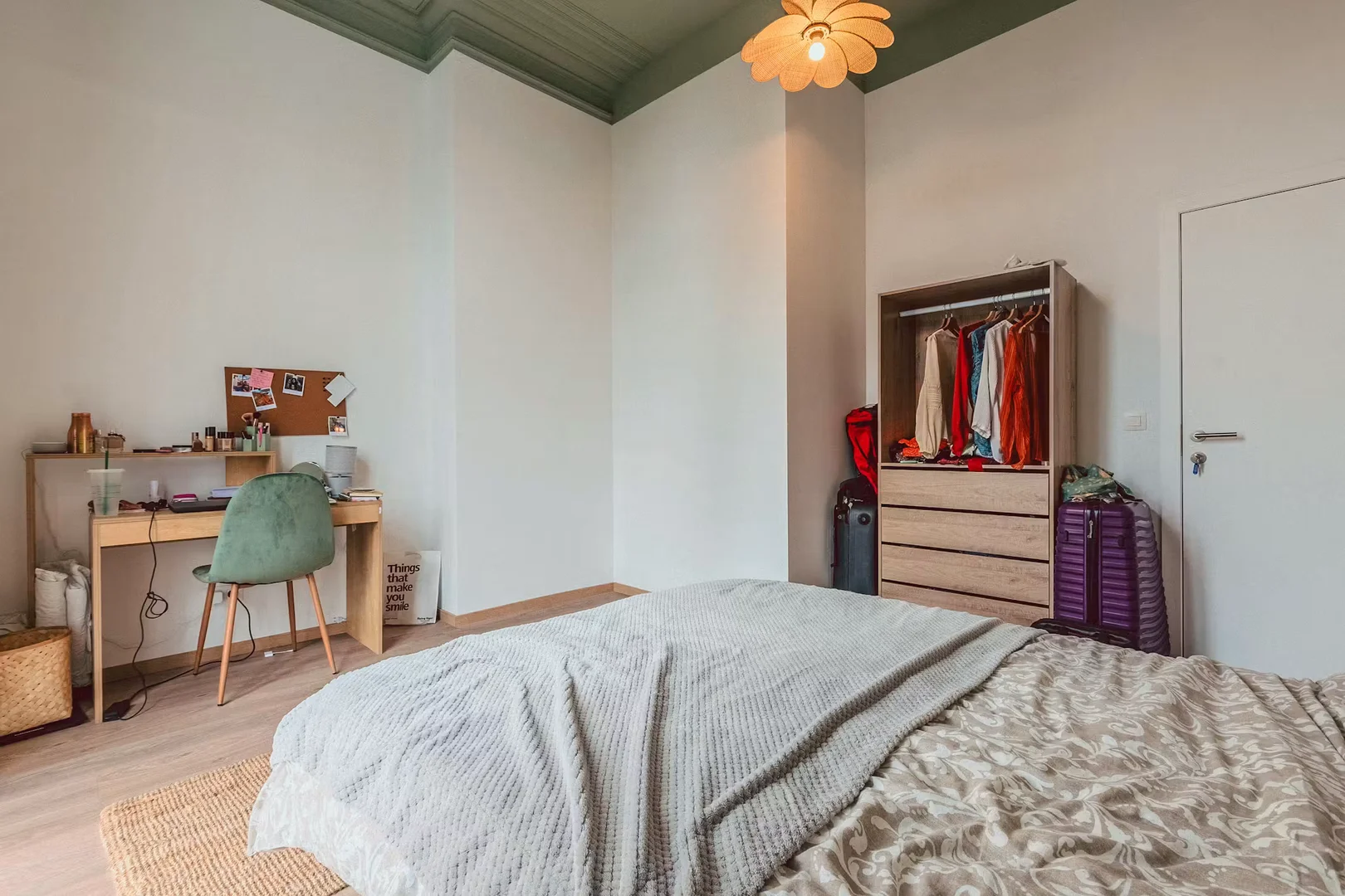 Chambre d'étudiant à  avec espace d'étude et installations communes