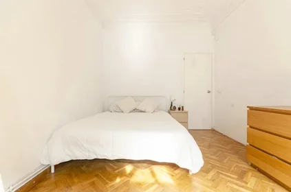 Quarto para alugar com cama de casal em {area}