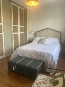 Alojamento com 2 quartos em {area}