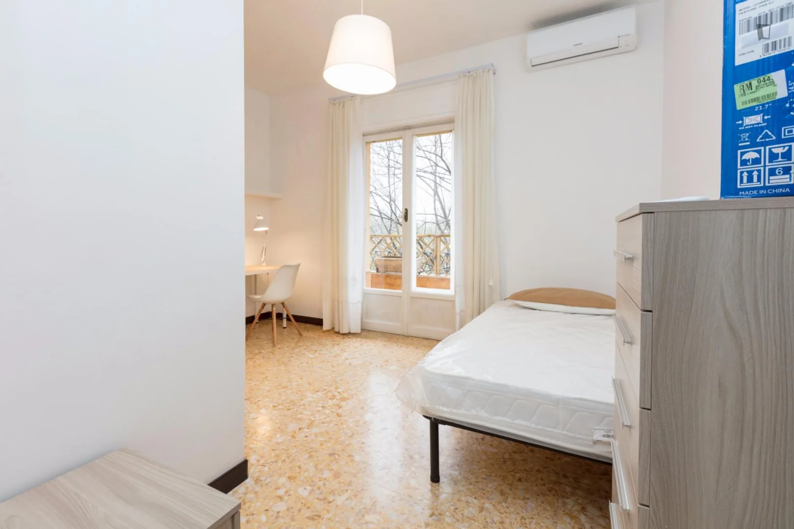 'de öğrenci dairesinde, tamamen mobilyalı kiralık oda