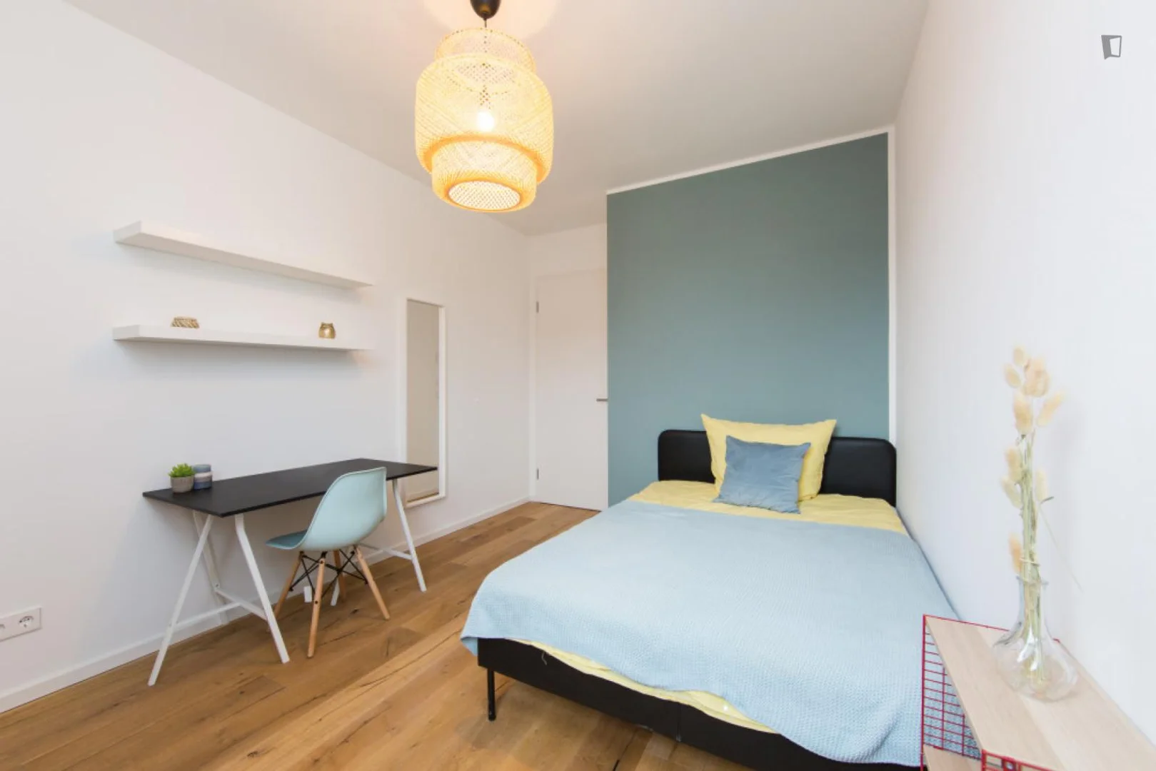 Habitación estudiantil funcional perfecta para estudiar en 