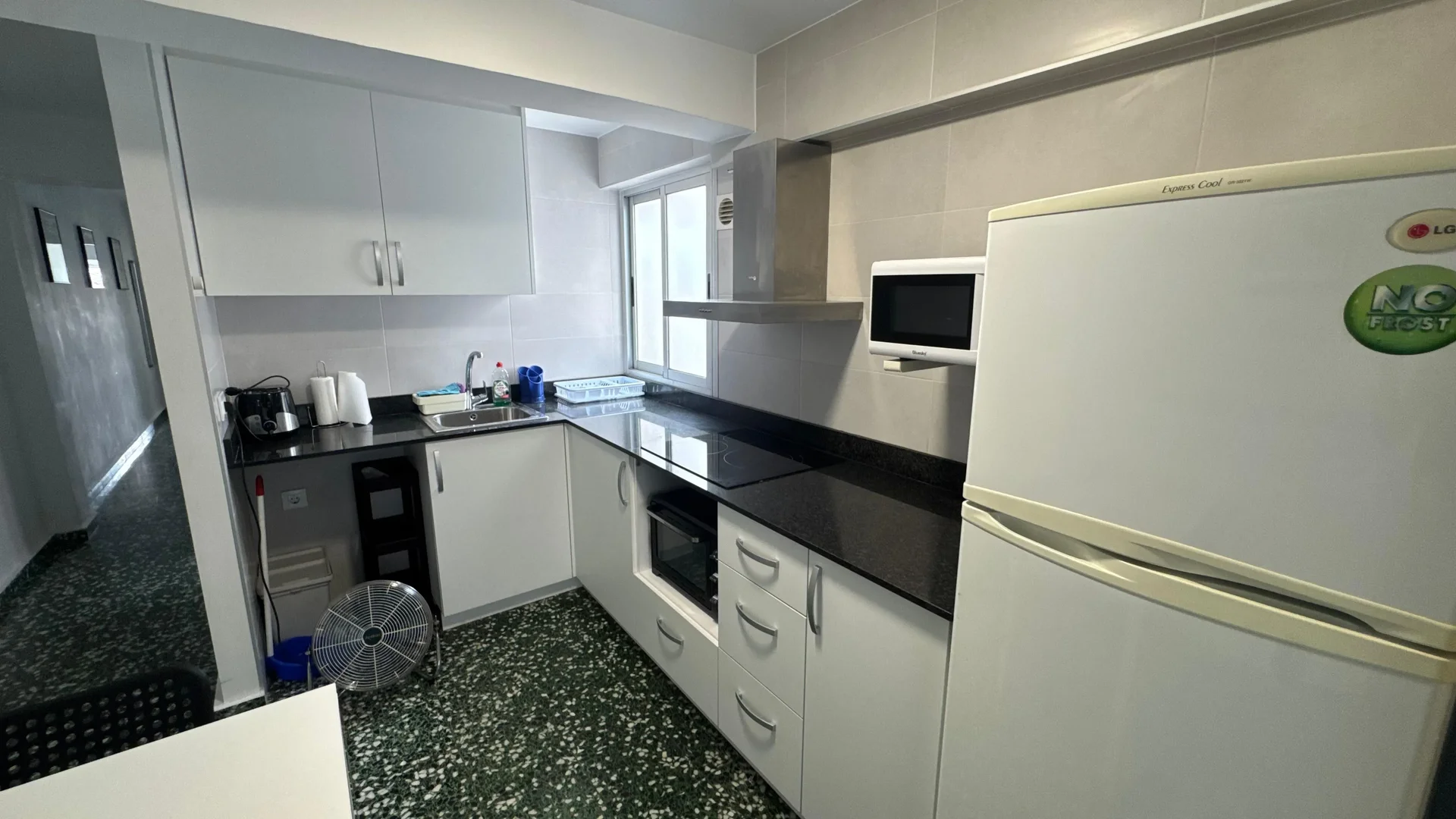 Room for rent in student apartment in , fully furnished