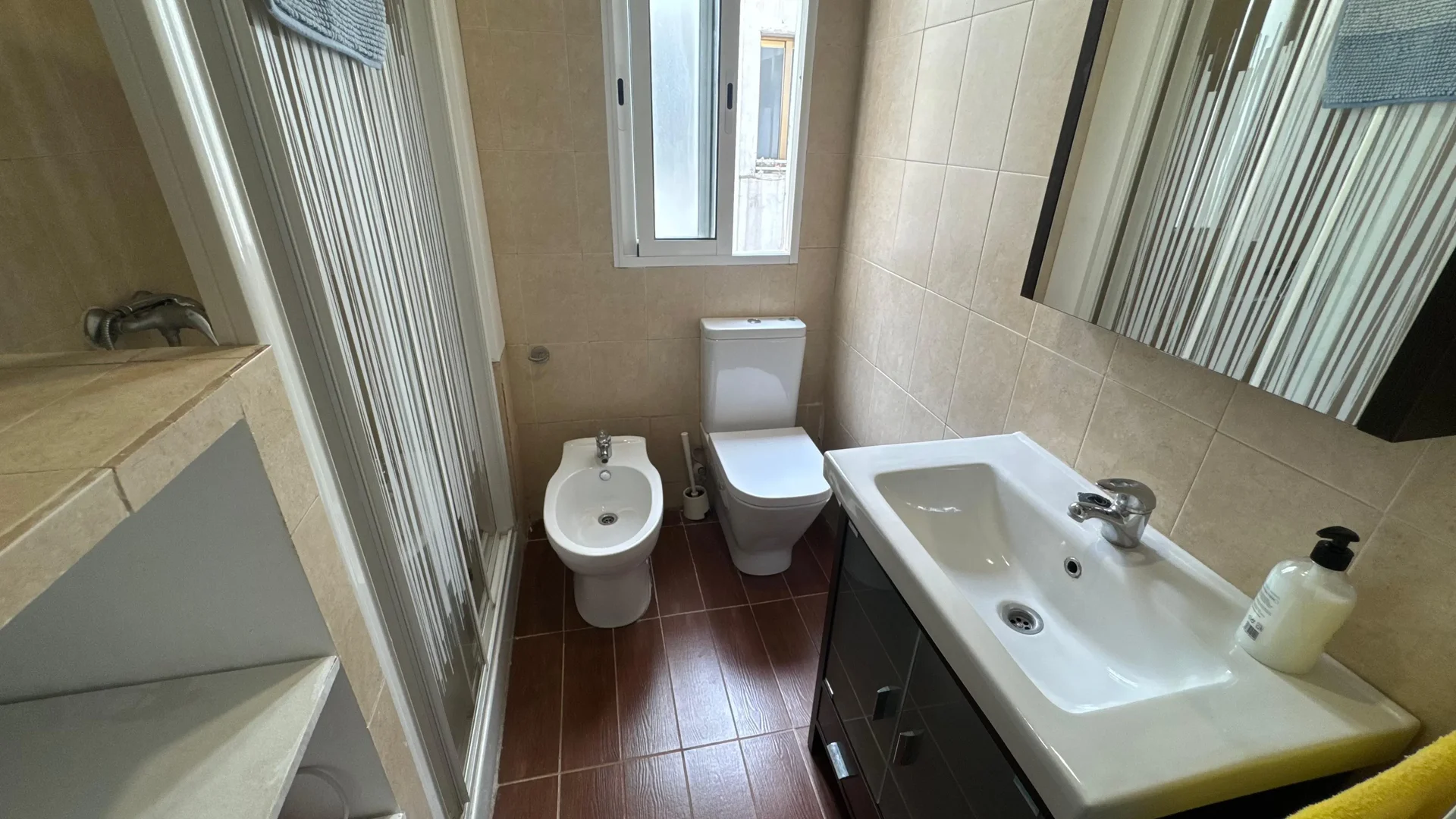 Student-friendly room in with modern amenities