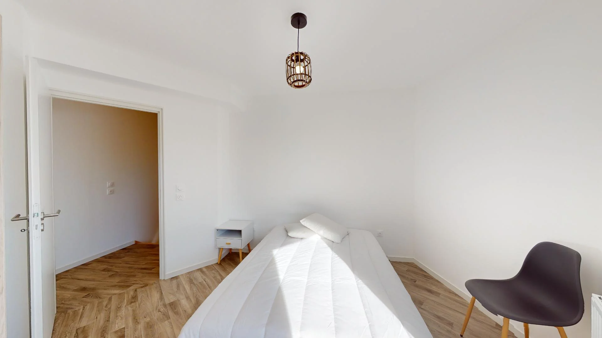 Chambre d'étudiant à  avec espace d'étude et installations communes