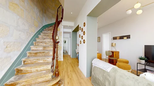 Habitación en alquiler con cama doble {area}
