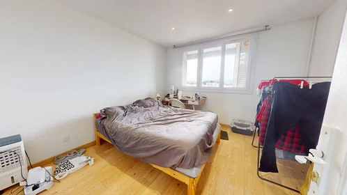 Renting rooms by the month in {area}