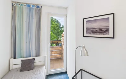 Bright private room in {area}