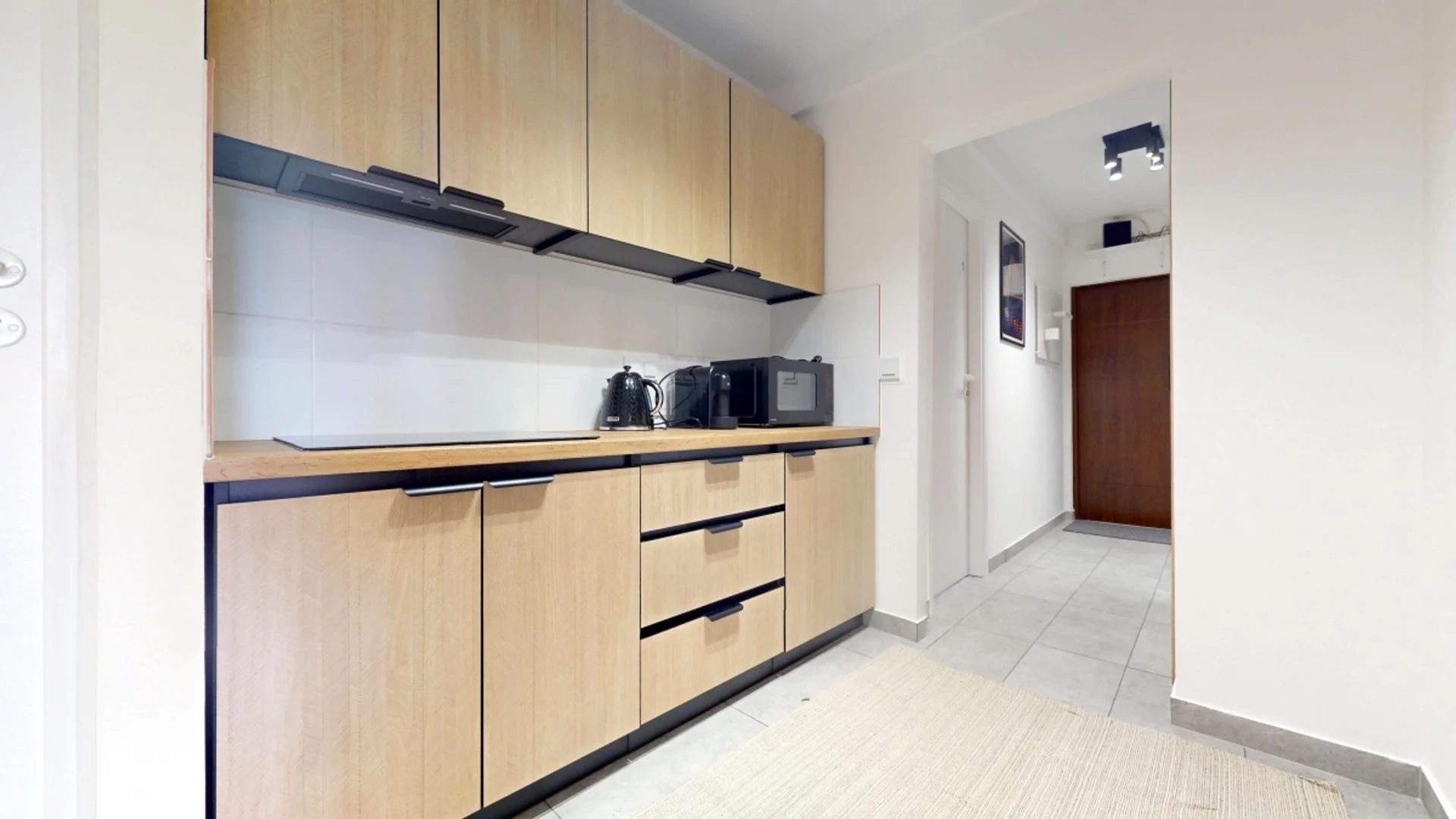 Quarto acessível para estudantes com iluminação ampla em 