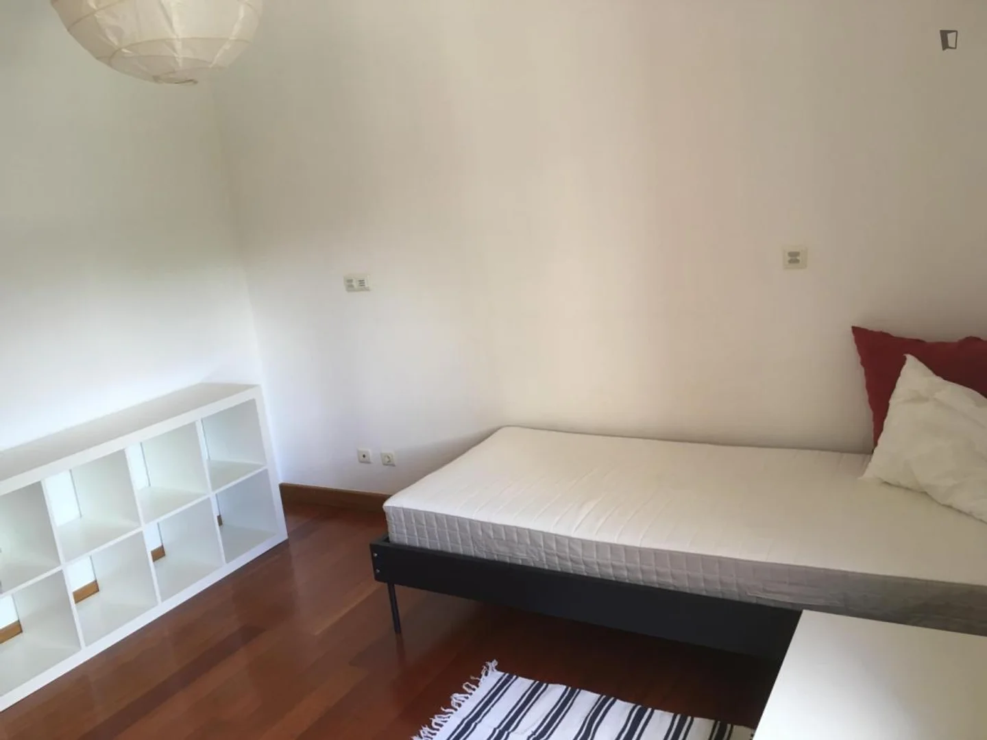 Habitación para estudiantes en con área de estudio y facilidades compartidas