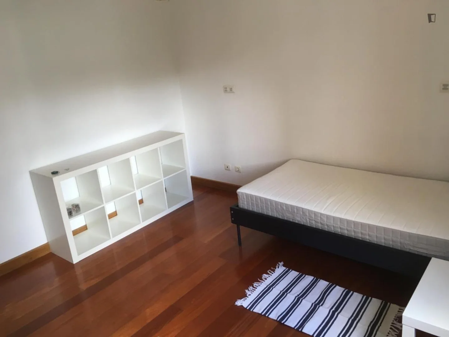 Habitación estudiantil funcional perfecta para estudiar en