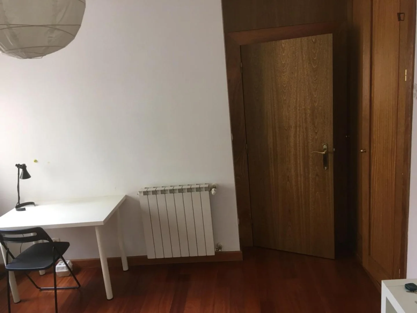 Habitación para estudiantes en con área de estudio y facilidades compartidas