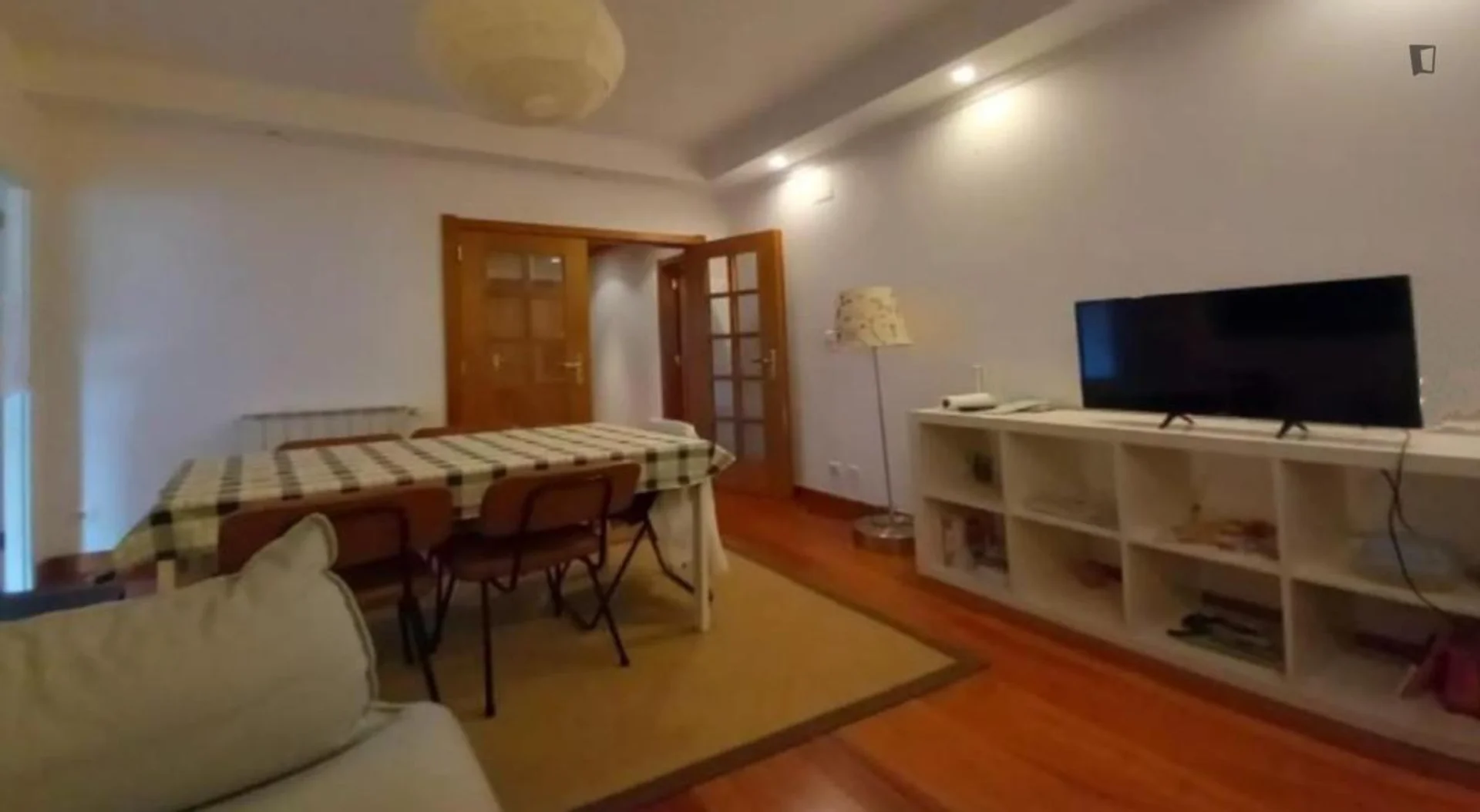 Habitación acogedora para estudiantes disponible en