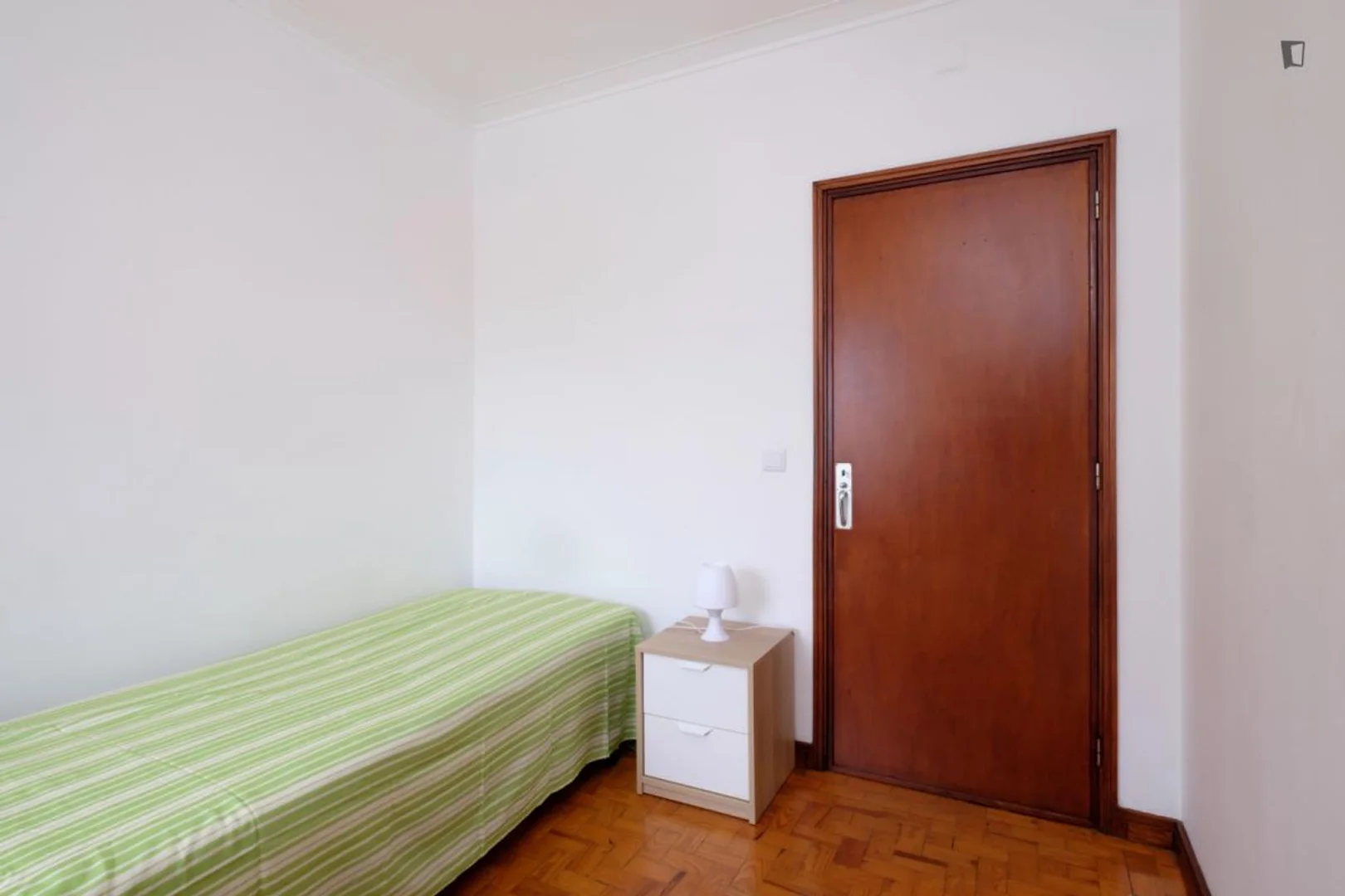Functional student room perfect for studying in 