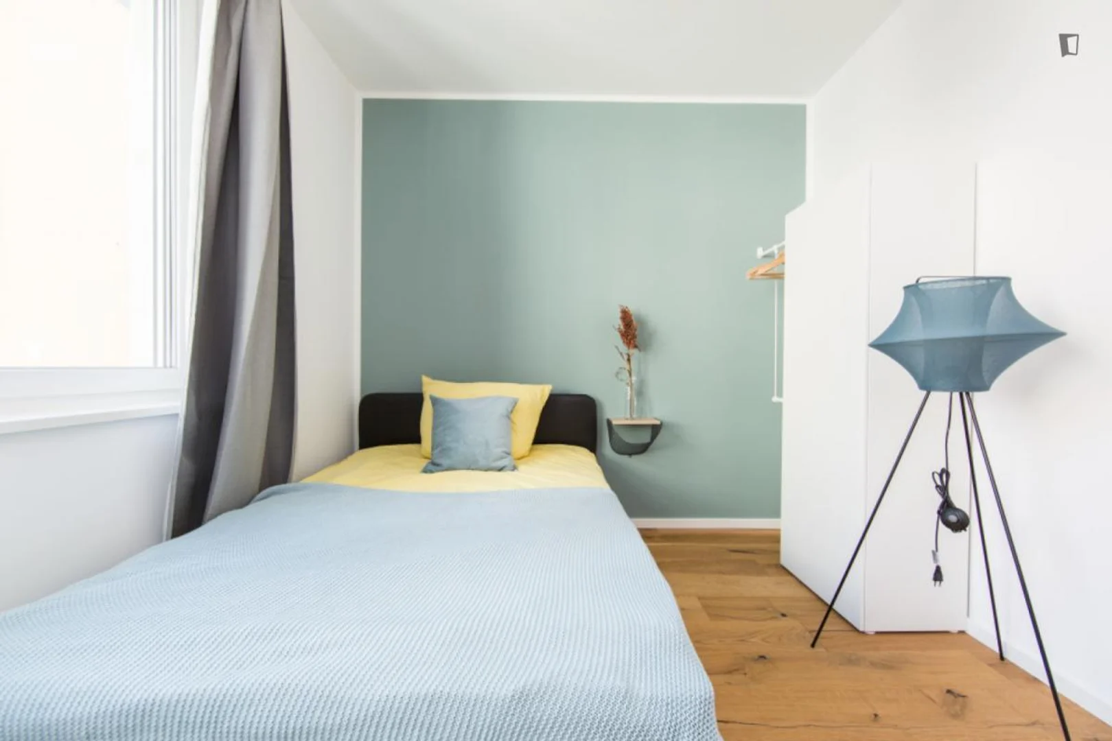 Habitación estudiantil funcional perfecta para estudiar en 