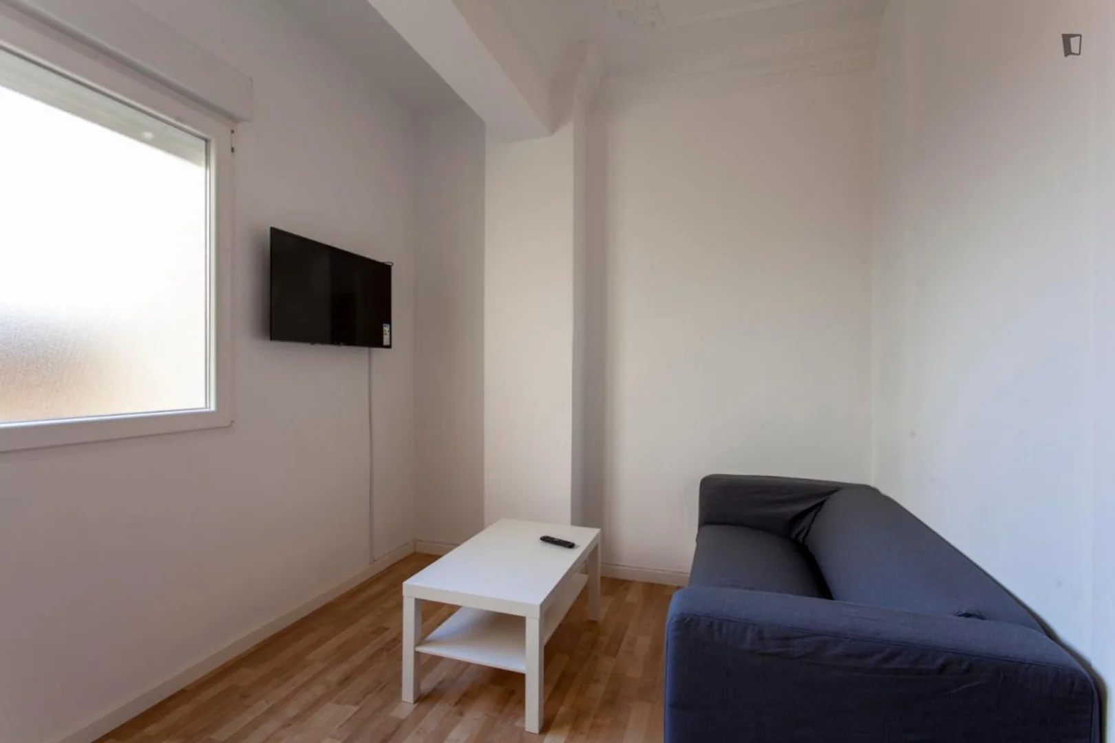 Studentenzimmer in  mit Arbeitsbereich und Gemeinschaftseinrichtungen