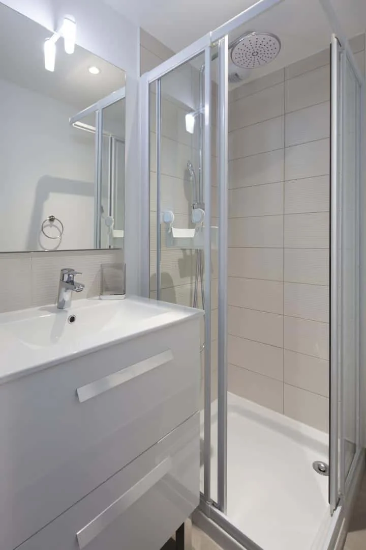 Chambre d'étudiant à  avec espace d'étude et installations communes