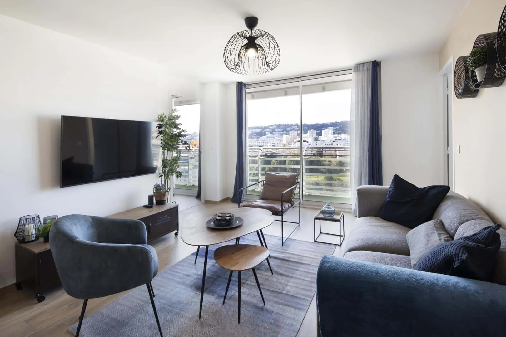 Chambre d'étudiant à  avec espace d'étude et installations communes