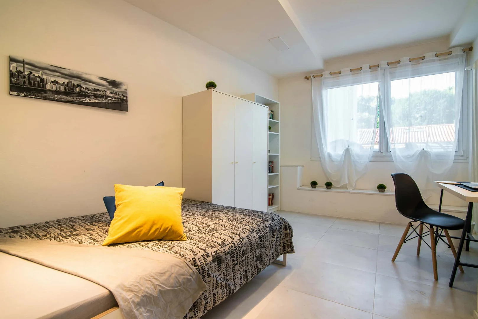 Habitación asequible para estudiantes con buena iluminación en
