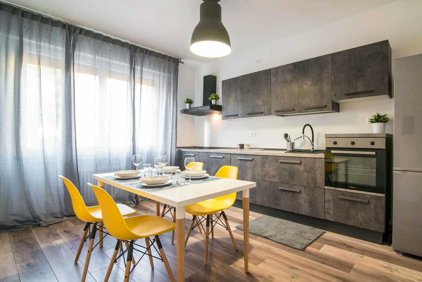Habitación asequible para estudiantes con buena iluminación en