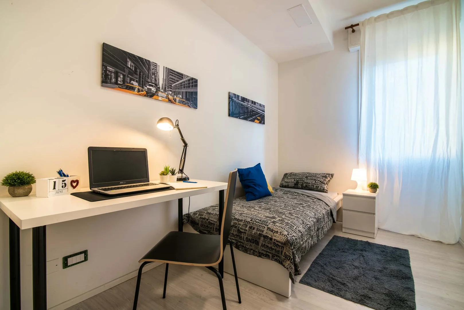 Habitación estudiantil funcional perfecta para estudiar en 