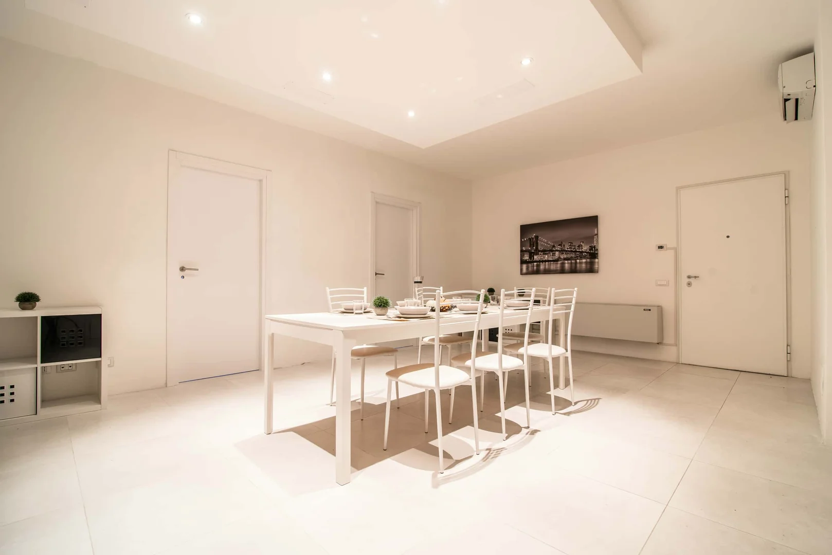 Habitación estudiantil luminosa y aireada con fácil acceso a la universidad en 